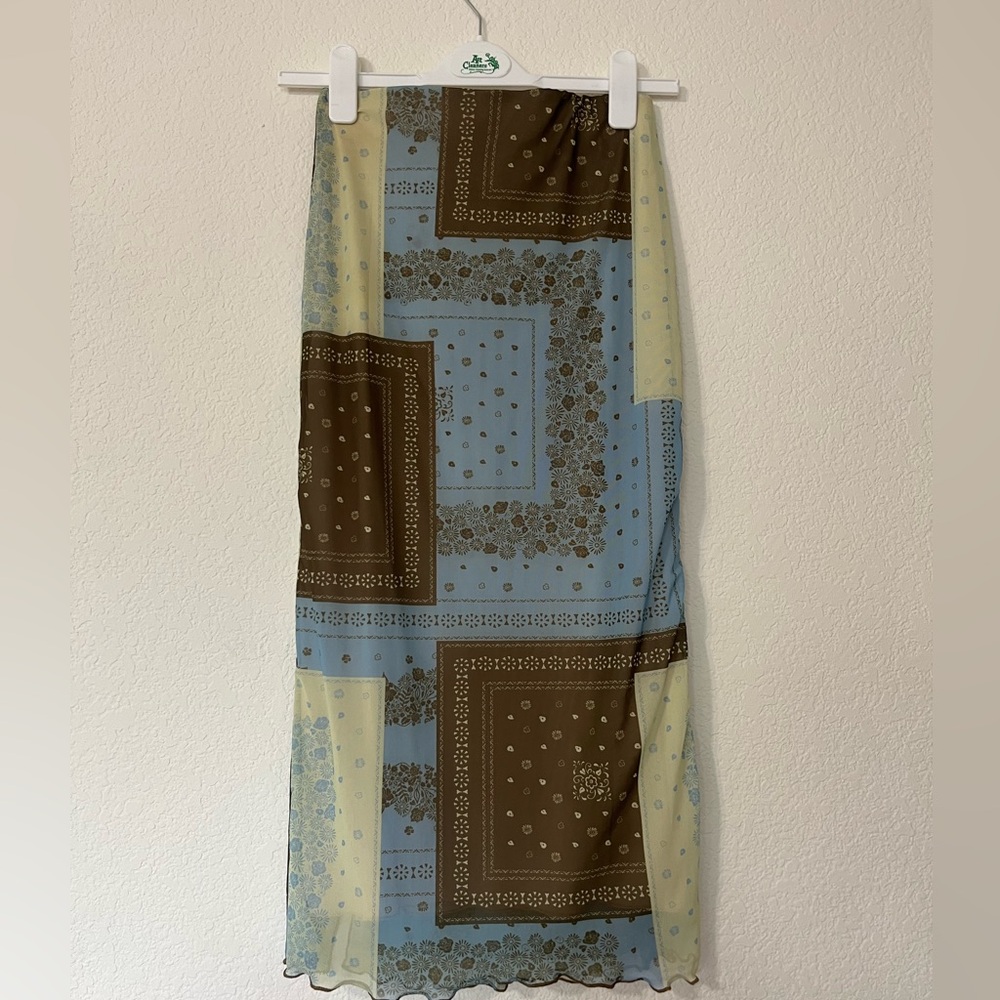Very comfy flattering urban outfitters skirt. Perfect length and earthy colors.